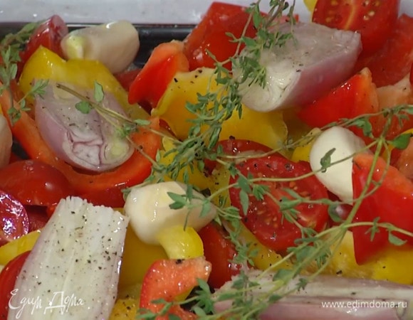 В жаропрочную форму выложить все подготовленные овощи, посолить, поперчить, слегка сбрызнуть оливковым маслом, сверху разложить веточки тимьяна и запекать в разогретой духовке 12–15 минут.