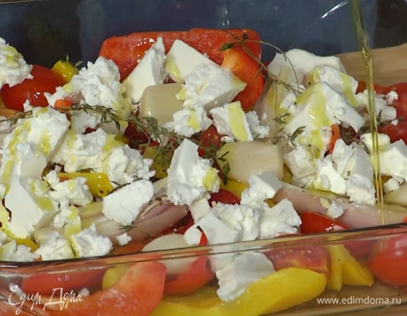 Вынуть форму из духовки, раскрошить на овощи фету, полить все оставшимся оливковым маслом и запекать еще 5–7 минут до готовности.