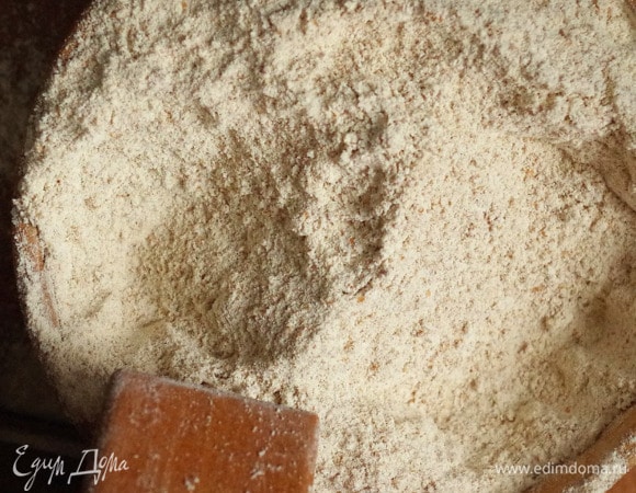 Приготовить тесто: в чашу кухонной машины всыпать 200 г муки, влить 100 мл теплой воды и растительное масло, добавить сахар, соль и вымешать тесто.