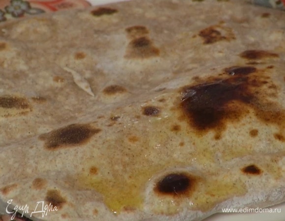 Сливочное масло растопить и смазать готовые лепешки.