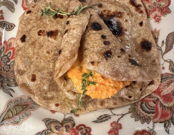 Запеченные овощи с фетой измельчить в блендере и подавать с лепешками.