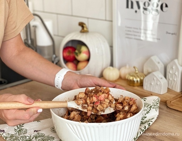 Яблоки нарезать кубиками, добавить все остальное, перемешать.