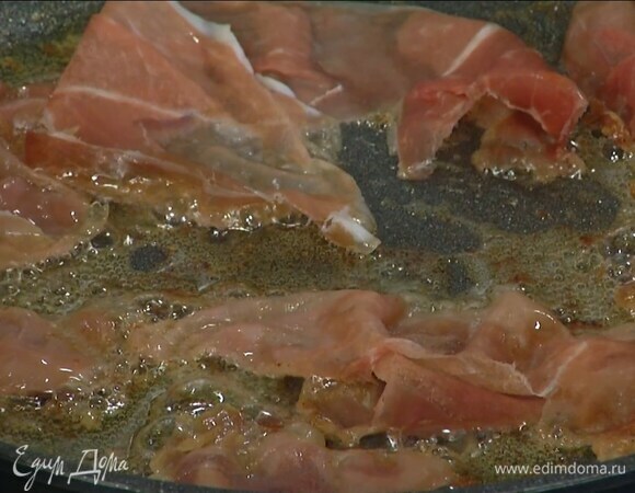 В сковороде, где жарились груши, обжарить ветчину.