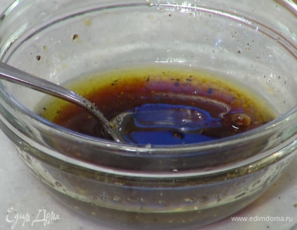 Приготовить заправку: из половинки лимона выжать сок, добавить мед, оливковое масло, ванильный экстракт и бальзамический уксус, все посолить, поперчить и перемешать.