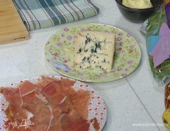 Сыр нарезать маленькими кусочками.