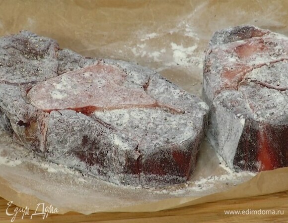 Мясо слегка посолить, поперчить, обсыпать со всех сторон мукой.