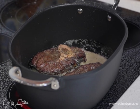 Разогреть в тяжелом сотейнике сливочное масло и обжарить мясо.