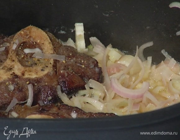 Добавить лук, еще раз посолить и поперчить и, помешивая, обжарить лук до мягкости.