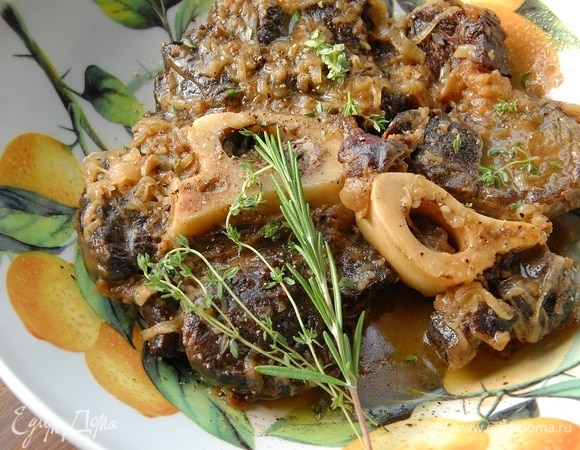 Мясо выложить в глубокую миску, посолить, поперчить, полить соусом с луком и посыпать листьями тимьяна.