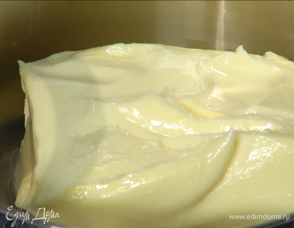 Растопить 250 г сливочного масла на маленьком огне.