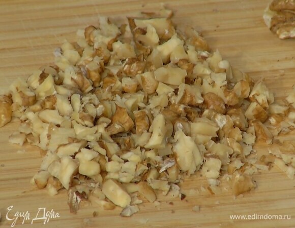 Орехи порубить ножом.