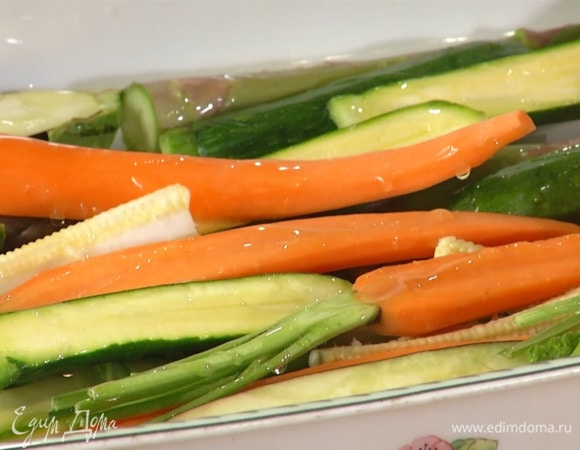 Все овощи для запекания разрезать вдоль пополам, выложить в жаропрочную форму, посолить, поперчить и полить оливковым маслом.