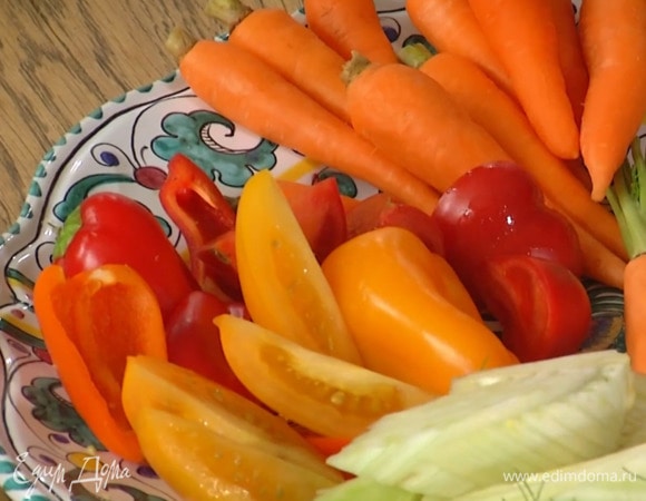 Все помидоры нарезать крупными дольками.