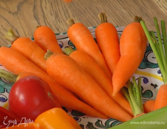 Маленькую морковь почистить.