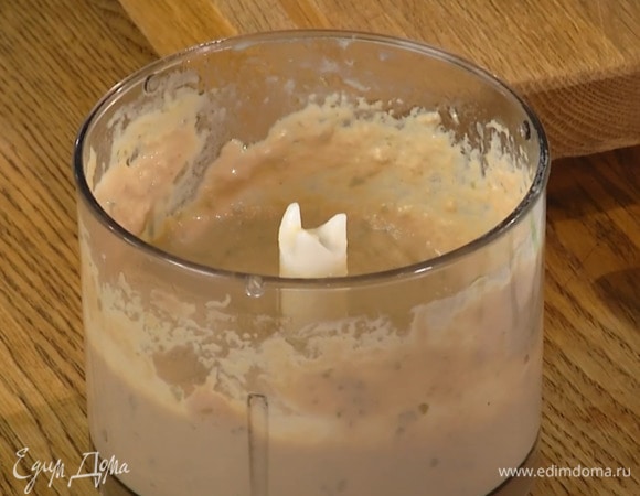 Приготовить соус: в чашу блендера выложить желток, тунец, анчоусы, каперсы, очищенный чеснок, поперчить, влить оливковое масло Extra Virgin и все взбить, затем выжать в соус сок из половинки лимона, посолить и еще немного взбить.