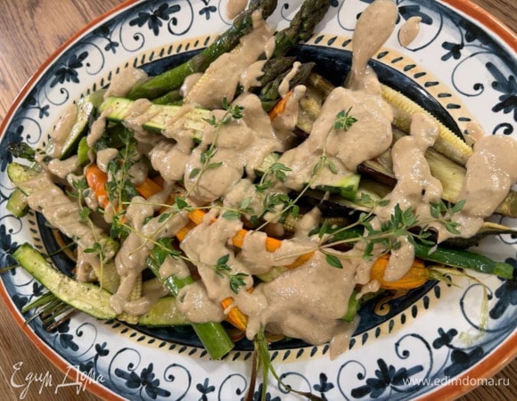 В одну тарелку выложить все запеченные овощи, полить их половиной соуса, украсить веточками тимьяна.