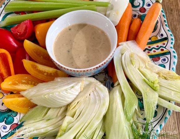 В другую тарелку выложить все свежине овощи, в центр поместить пиалу с оставшимся соусом.