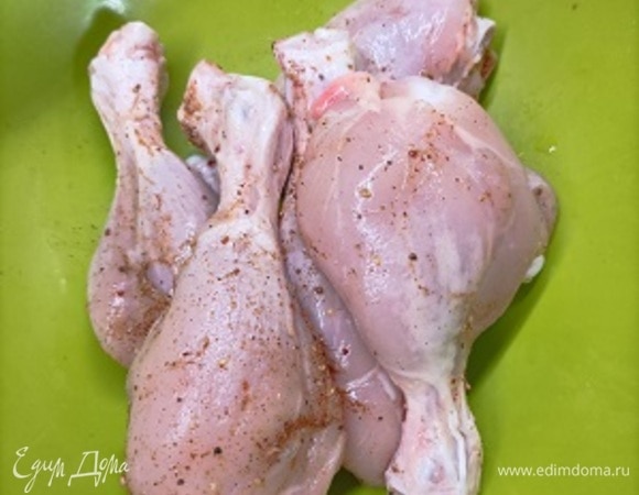 Натираем куриные голени специями для птицы.