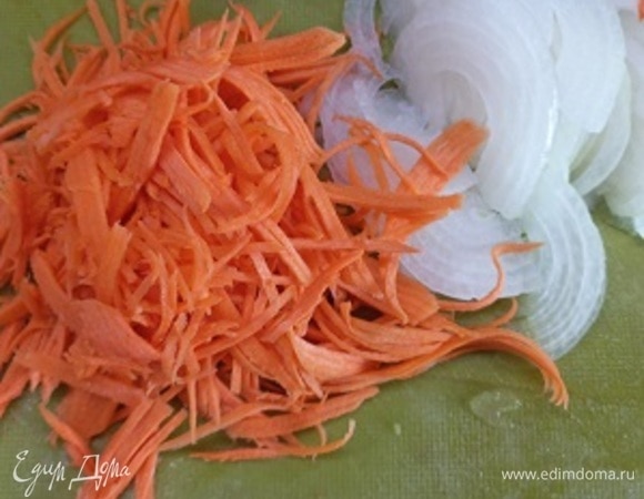 Тонко нарезаем лук и натираем морковь.
