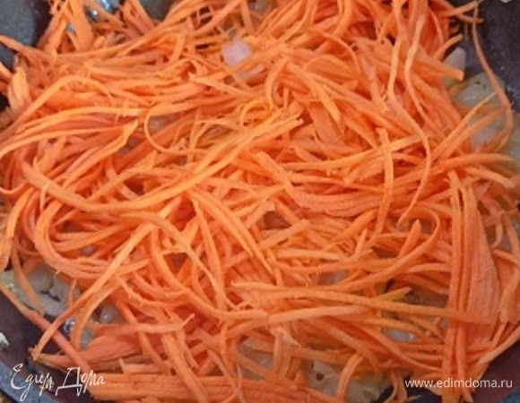 В сковороде, где обжаривали голени, поджариваем лук до прозрачности. Затем закладываем морковь.