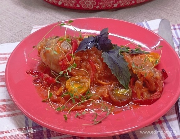 Голени аккуратно заливаем томатным соусом с овощами и запекаем в духовке 40–45 минут при 180°C.