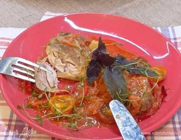 Подавайте запеченные ножки, полив томатным соусом .