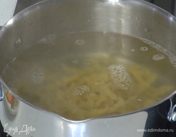 Макароны отваривать в кипящей подсоленной воде на 1–2 минуты меньше, чем указано на упаковке, затем воду слить и сохранить.