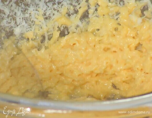 Желтки взбить блендером с насадкой-венчиком, всыпать сыр и еще раз взбить, затем влить половник воды, в которой варились макароны, и вымешать.
