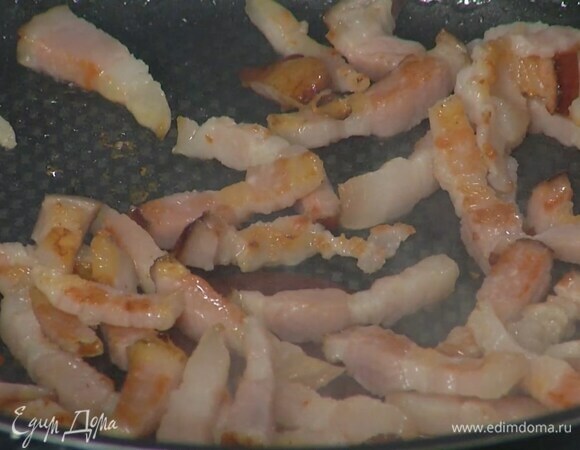 Грудинку нарезать маленькими кубиками и обжарить на разогретой сухой сковороде.