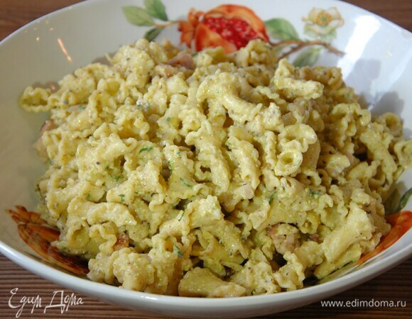 Петрушку мелко порубить и посыпать готовую пасту.