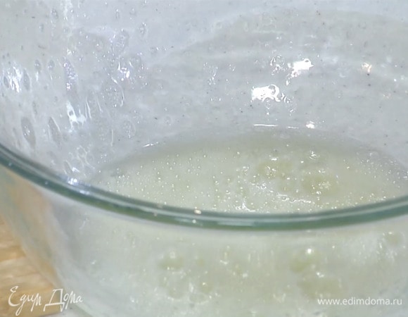 Белки слегка взбить венчиком.