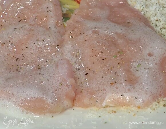 Индейку немного отбить, посолить, поперчить, обмакнуть во взбитые белки, затем обвалять со всех сторон в сухарях с сыром.