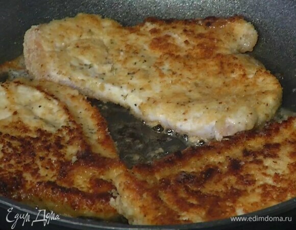 Разогреть в сковороде сливочное масло и обжаривать стейки по 7 минут с каждой стороны.