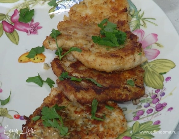 Петрушку порвать руками и посыпать готовые отбивные.