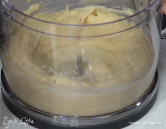 Приготовить франжипан: в чашу блендера всыпать миндальную и пшеничную муку, сахар, добавить сливочное масло комнатной температуры и все взбить. Яйца перемешать в чашке и вливать понемногу, продолжая взбивать.
