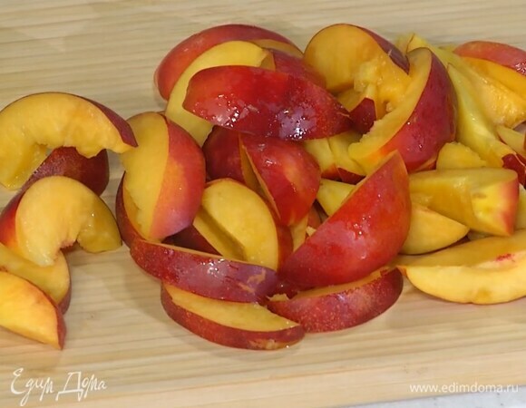 Нектарины разрезать пополам и, удалив косточку, нарезать дольками.