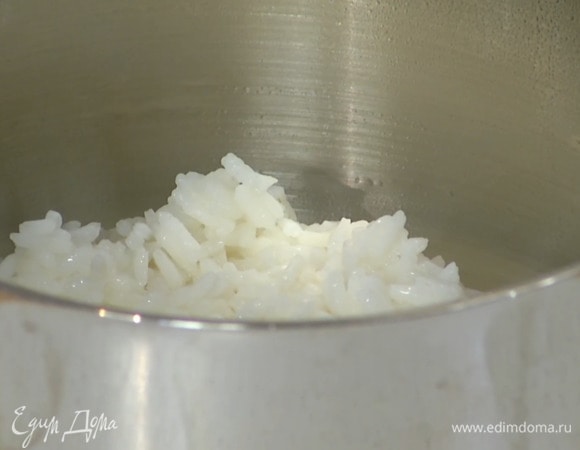 Рис отварить в подсоленной воде согласно инструкции на упаковке.