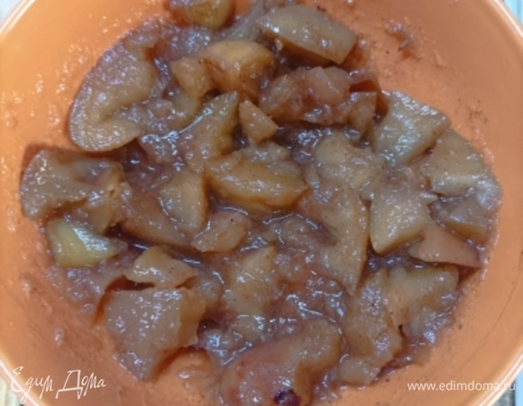 Для начинки яблоки нарезаем мелкими кубиками. Добавляем сахар, лимонный сок и корицу (2 ч. л.). Смешиваем и томим в сотейнике до выпаривания лишней жидкости. Остужаем.