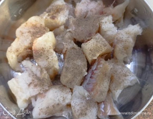 Рыбу нарезать кусочками, посолить, поперчить.