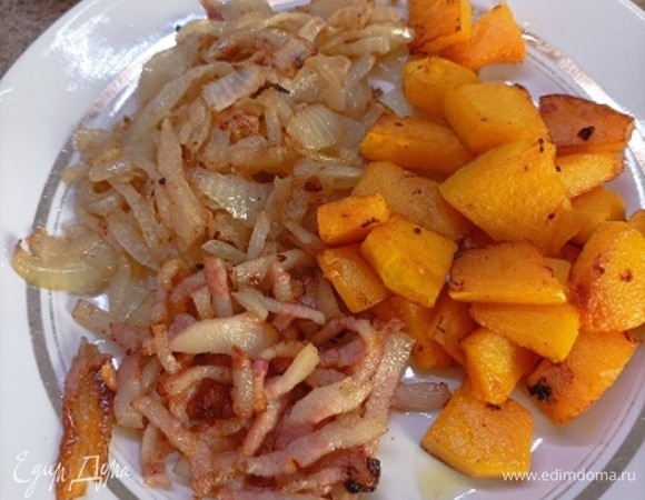 Рыбу, овощи и бекон — все обжарить на растительном масле по отдельности и убрать со сковороды.