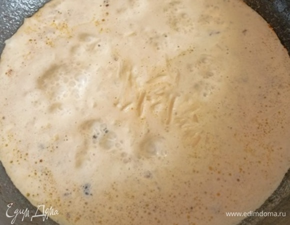 В эту же сковороду влить сливки, посолить, поперчить, довести до кипения. Добавить натертый сыр и готовить, пока он не расплавится.