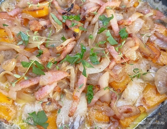 В соус выложить тыкву и рыбу и прогреть до закипания. Сверху выложить лук и бекон и подавать с любимой зеленью.