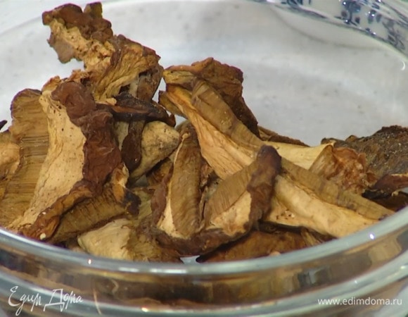 Сухие грибы залить кипятком и дать постоять, затем грибы вынуть и мелко порубить, а воду процедить.