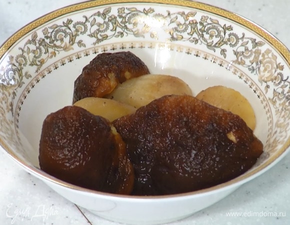 Замороженные белые грибы разморозить, затем нарезать пластинками.