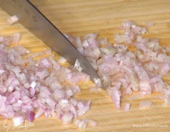 Шалот почистить, две луковицы порубить очень мелко.