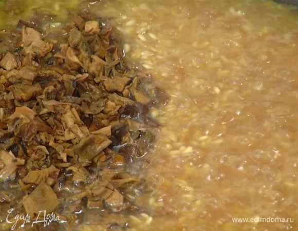 Влить 50 мл вина, перемешать, затем добавить 100–150 мл грибной воды и измельченные сухие грибы, посолить и, продолжая прогревать, вливать по половнику горячий бульон, каждый раз перемешивая.