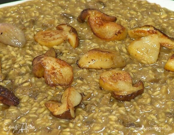 Добавить в ризотто оставшееся вино и сливочное масло, всыпать большую часть натертого сыра и сделать монтекатуру.