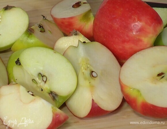 Яблоки разрезать на 4 части и слегка полить соком лайма, затем удалить сердцевину и пропустить через соковыжималку — должно получиться 400 мл сока.