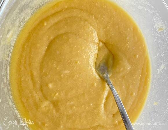 Верх пирога по желанию можно посыпать штрейзелем. Диаметр формы 26 см. Все ингредиенты, кроме штрейзеля и слив (можно заменить яблоками), смешали до однородности (взбивать не нужно).