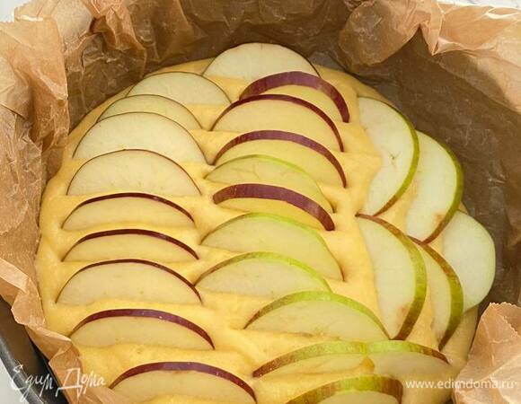 Перелили тесто в форму для запекания. Сверху выложили разрезанные пополам сливы (или яблоки), посыпали штрейзелем.